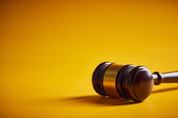 有富策略 青岛前首富旗下银行大额股权1元起拍，业内人士：“拍卖捡漏的情况很少见”