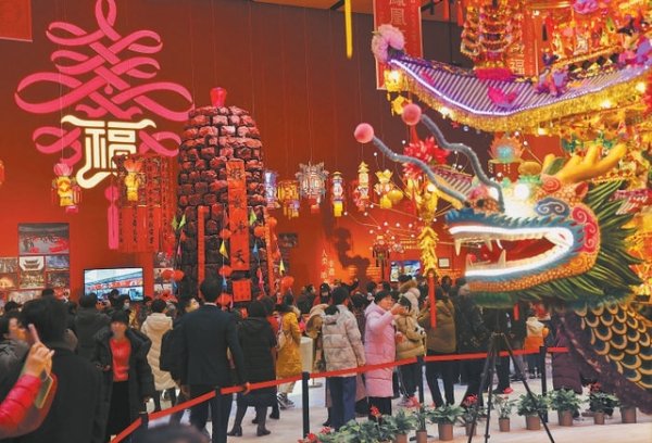 擒牛宝配资 北京：美术馆里过大年 畅享精品大展