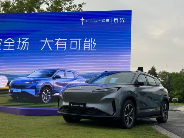 七星 神龙汽车新能源品牌示界首款车型上市 与雪铁龙、标致共享销售网络