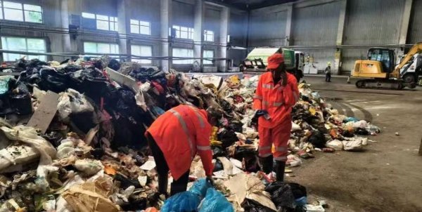 乐配网 环卫工翻8吨垃圾找回儿童手表引质疑，当地回应