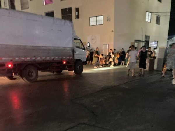 展鵬配资 柬埔寨扫荡电诈园区大批人员转移，当地华人：有人跳车逃跑，警方设卡严查