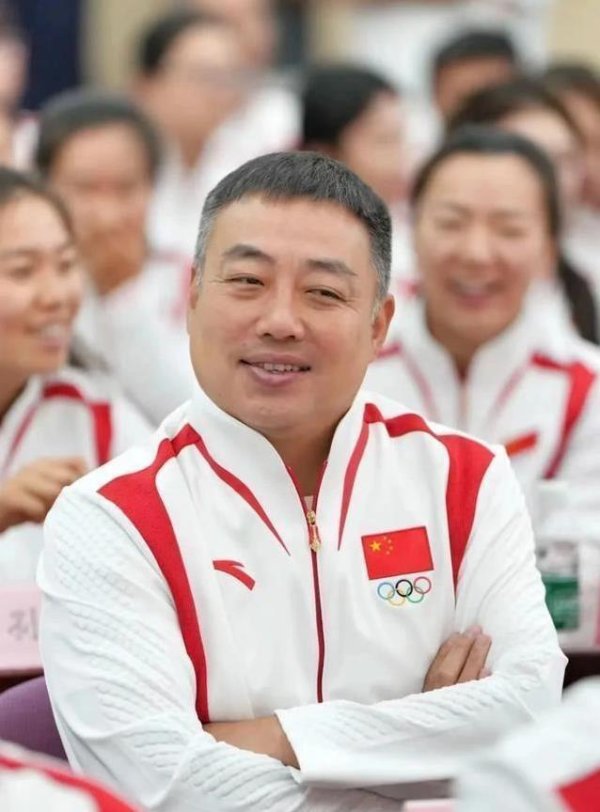 云资管 刘国梁晒黑陪女儿打高尔夫，昔日铁帅变慈父，15岁刘宇婕有多强？